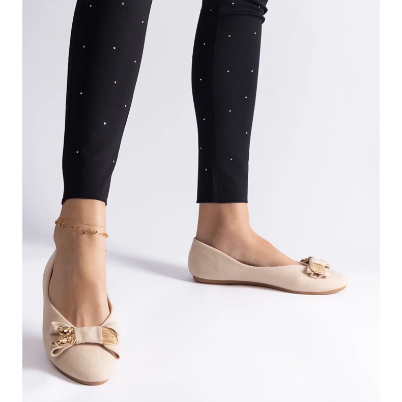D/CEO Beigefarbene Ballerinas, verziert mit einer Esdras-Schleife und einer Brosche