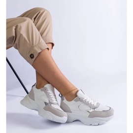 D/CEO Weiße Turnschuhe auf einer massiven Sohle von Torreza