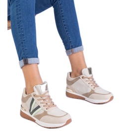 Beige Frauen -Sneakers auf einem versteckten Keil