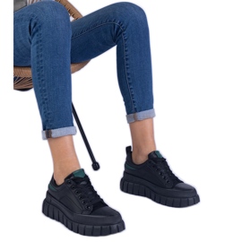 Schwarze Frauen -Turnschuhe auf einer hohen Plattform