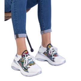 Weiße Turnschuhe von Frauen mit farbenfrohen Pressungen