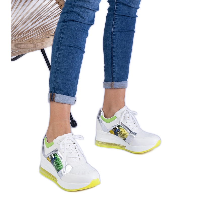 Sport -Sport -Turnschuhe für Frauen mit einem farbenfrohen Accessoire weiß