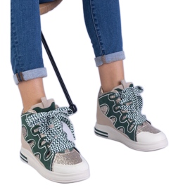 Grüne Turnschuhe mit dicken Schnürsenkel und Glitzer