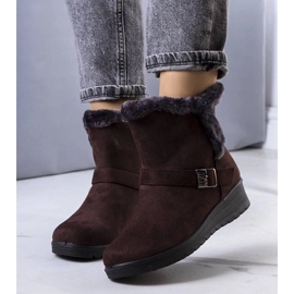 D/CEO Braune isolierte Stiefel auf einem Capo-Keil