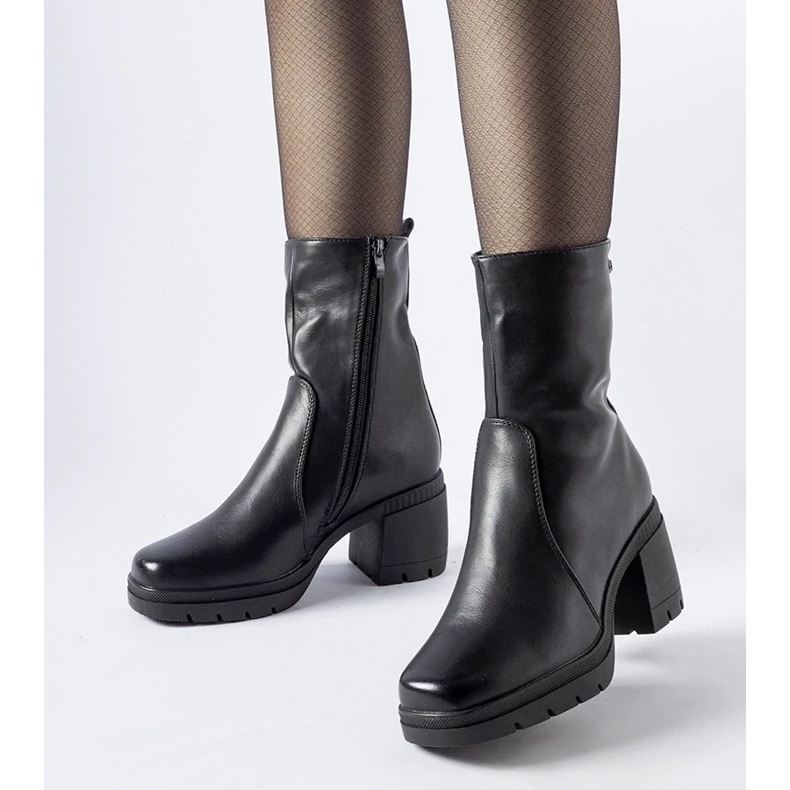 D/CEO Schwarze isolierte Stiefeletten von Agordino