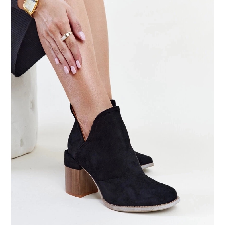 D/CEO Schwarze asymmetrische isolierte Stiefeletten von Nadica