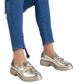 Goldene klassische Schuhe mit goldener Dekoration