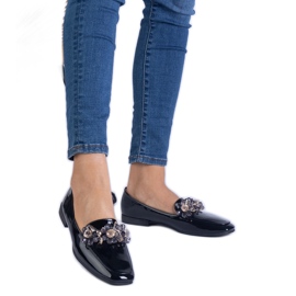 Schwarze, lackierte Ladung mit Kristallen