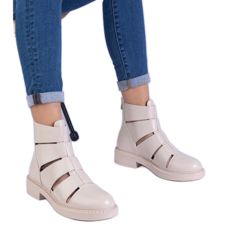 Beige Stiefel aus Eco -Leather mit flachen Schnitten