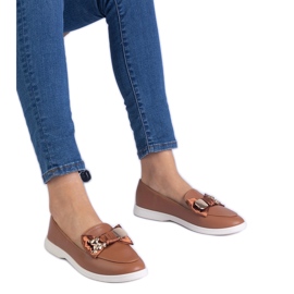 Brauner Slipper mit einem Bug und einem goldenen Teddybär dekoriert