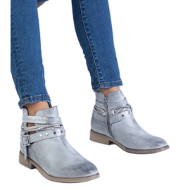 Silbere flache Stiefel mit Ausschnitt und Schnalle