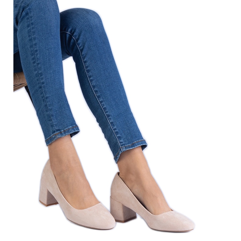 Beige Pumpen von Ekozamsz auf dem Pfosten