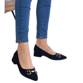 Schwarze Pumpen von Ekozamsz mit einer goldenen Dekoration