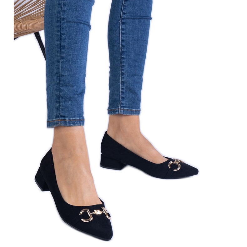 Schwarze Pumpen von Ekozamsz mit einer goldenen Dekoration