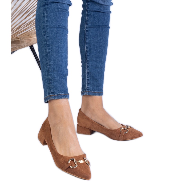 Braune Pumpen von Ekozamsz mit einer goldenen Dekoration