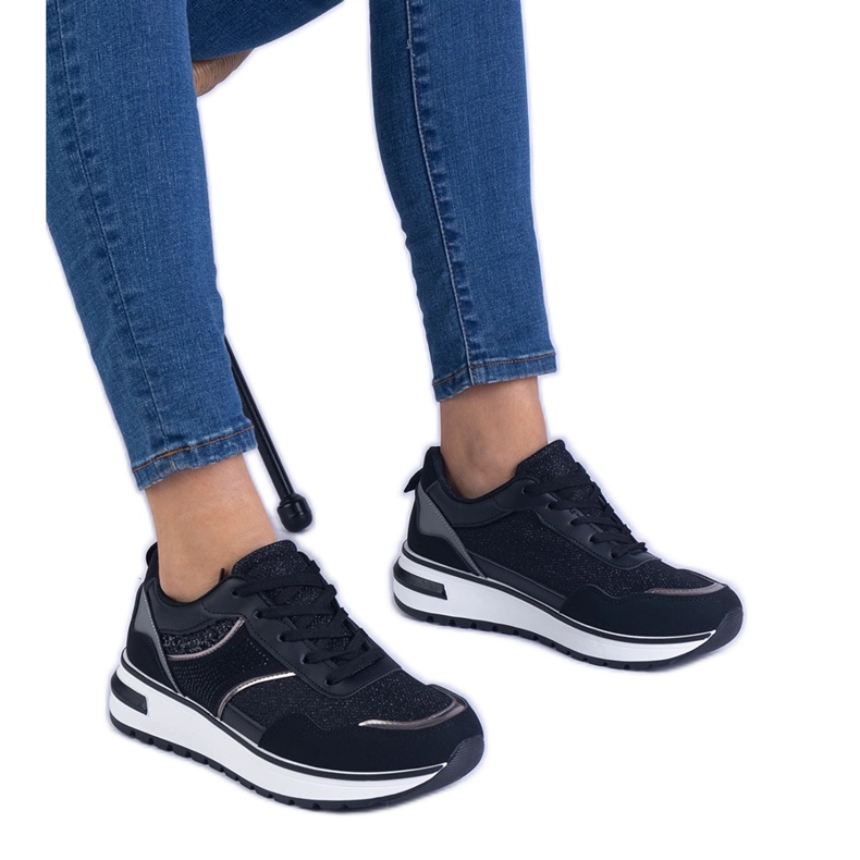 Schwarze Turnschuhe mit Glitzer und Zirkonen dekoriert