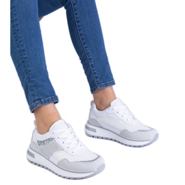 Weiße Turnschuhe mit Glitzer und Zirkonen dekoriert