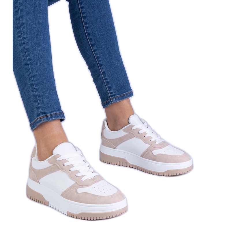 Braune Turnschuhe auf einer dicken Sohle