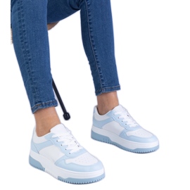 Blaue Turnschuhe auf einer dicken Sohle