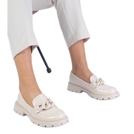 Beige lackierte Ladung mit einer Kette