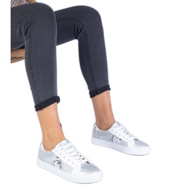 Silber -Turnschuhe mit einem Tiermotiv, das mit Glitzer verziert ist