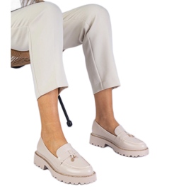 Beigefarbene Mokassins mit Strasssteinen verziert