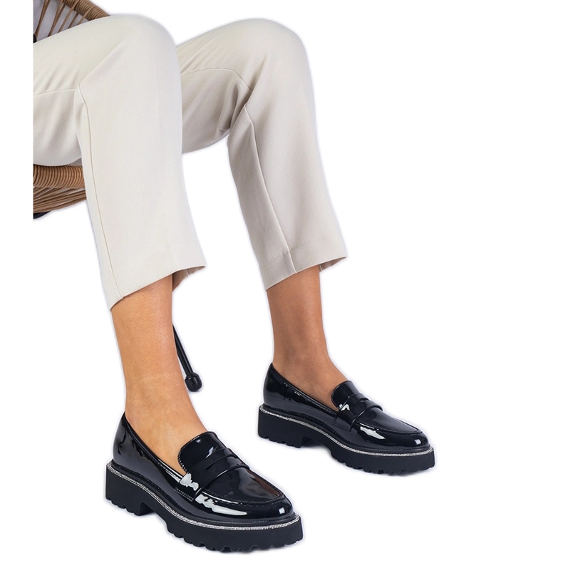 Schwarz lackierte Slipper mit Zirkonen dekoriert