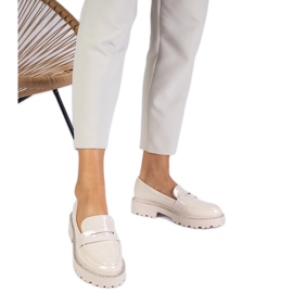 Beige lackierte Slipper, die mit Zirkonen verziert sind