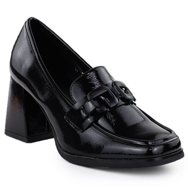 Schuhe auf dem Potocki SZ12553 -Pfosten mit einer schwarzen Dekoration