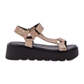 Dekorierte Sandalen auf der beige Plattform