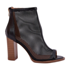 Sandalen auf der Säule mit einem schwarzen Obermaterial