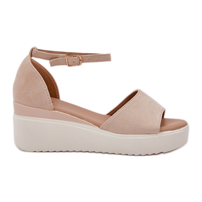 Leichte Sandalen auf der Plattform und zarte helle beige Keile