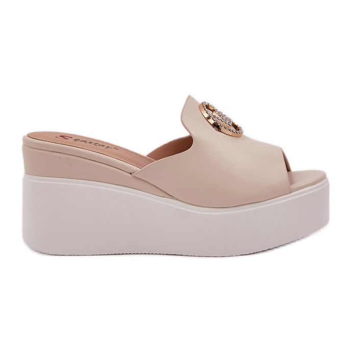 Beschäftigten mit einer leichten Perlendekoration beige