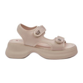 Leichte materielle Sandalen auf der leichten beige Plattform