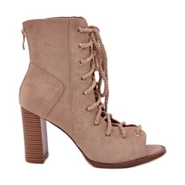 Sandalen auf dem Pfosten mit der oberen und beige Schnürung