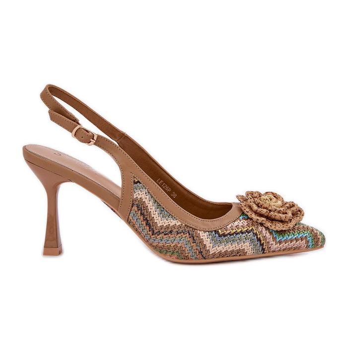 Geflochtene High Heels mit einer braunen Ferse