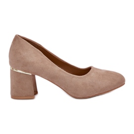 Öko -Wildlederpumpen auf dem dunklen Pfosten beige