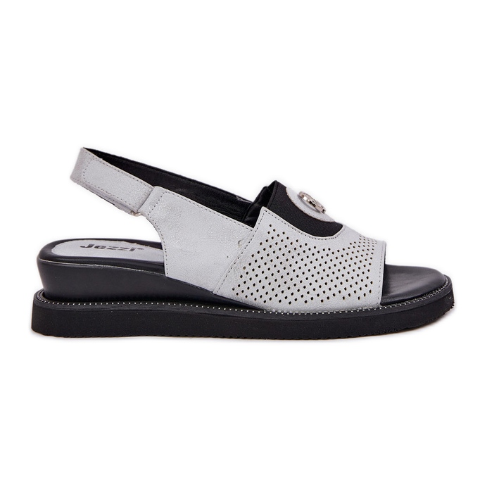 Jezzi Frauensandalen auf einem silbernen Keil mit einer Verzierung silber-