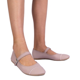 Pink Ballerinas mit einem matten Finish, der mit einer Schnalle befestigt ist rosa