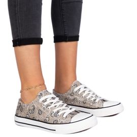 Braune Frauenmaterial -Sneaker im aztekischen Stil