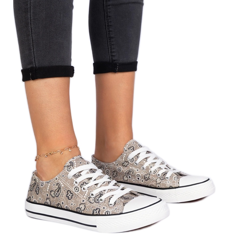 Braune Frauenmaterial -Sneaker im aztekischen Stil