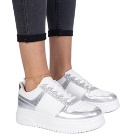 Silberne Frauen -Sneaker auf einer dicken Sohle