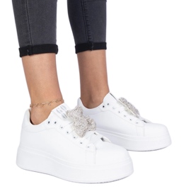 Weiße Frauen -Turnschuhe mit einem Teddybär im Strasssteinen dekoriert