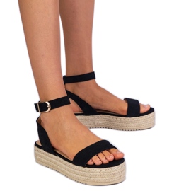 Schwarze Espadrilles auf der Plattform