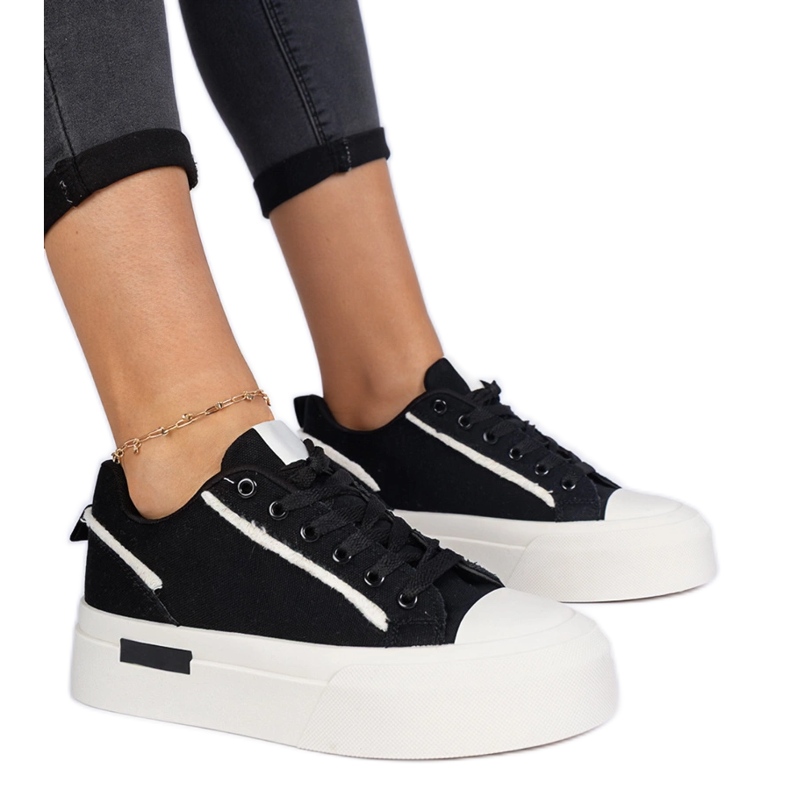 Schwarze Frauen -Stoff -Turnschuhe auf der Plattform