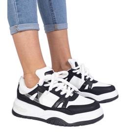 Schwarze und weiße Turnschuhe mit dicken Schnürsenkel