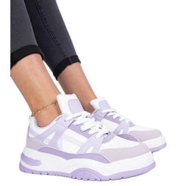 Lila Turnschuhe mit dicken Schnürsenkel