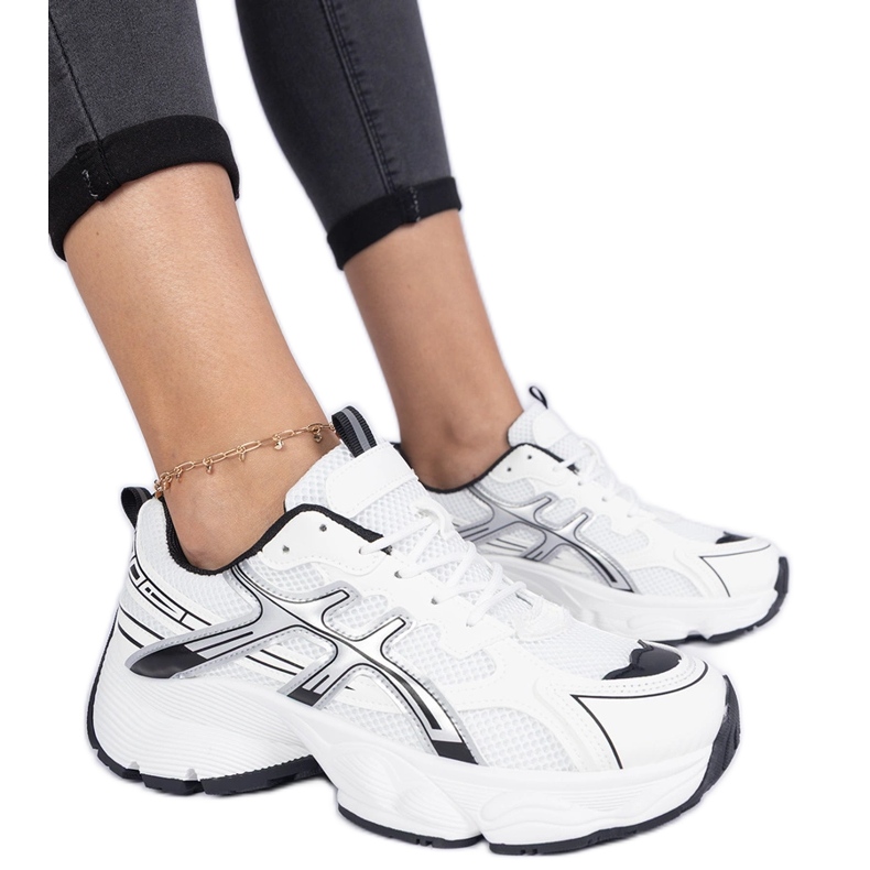 Schwarze Damen-Sneaker mit massiver Sohle weiß