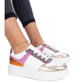 Mehrfarbige Frauen -Turnschuhe auf einer dicken Sohle