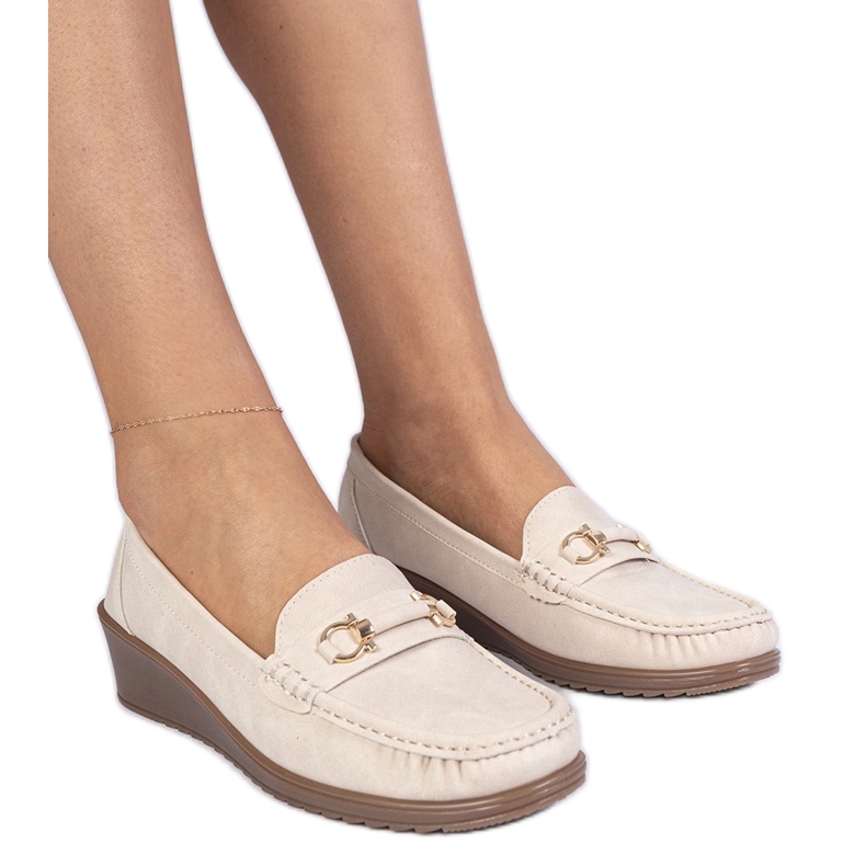 Cremige Frauenmokassins mit mattem Finish beige